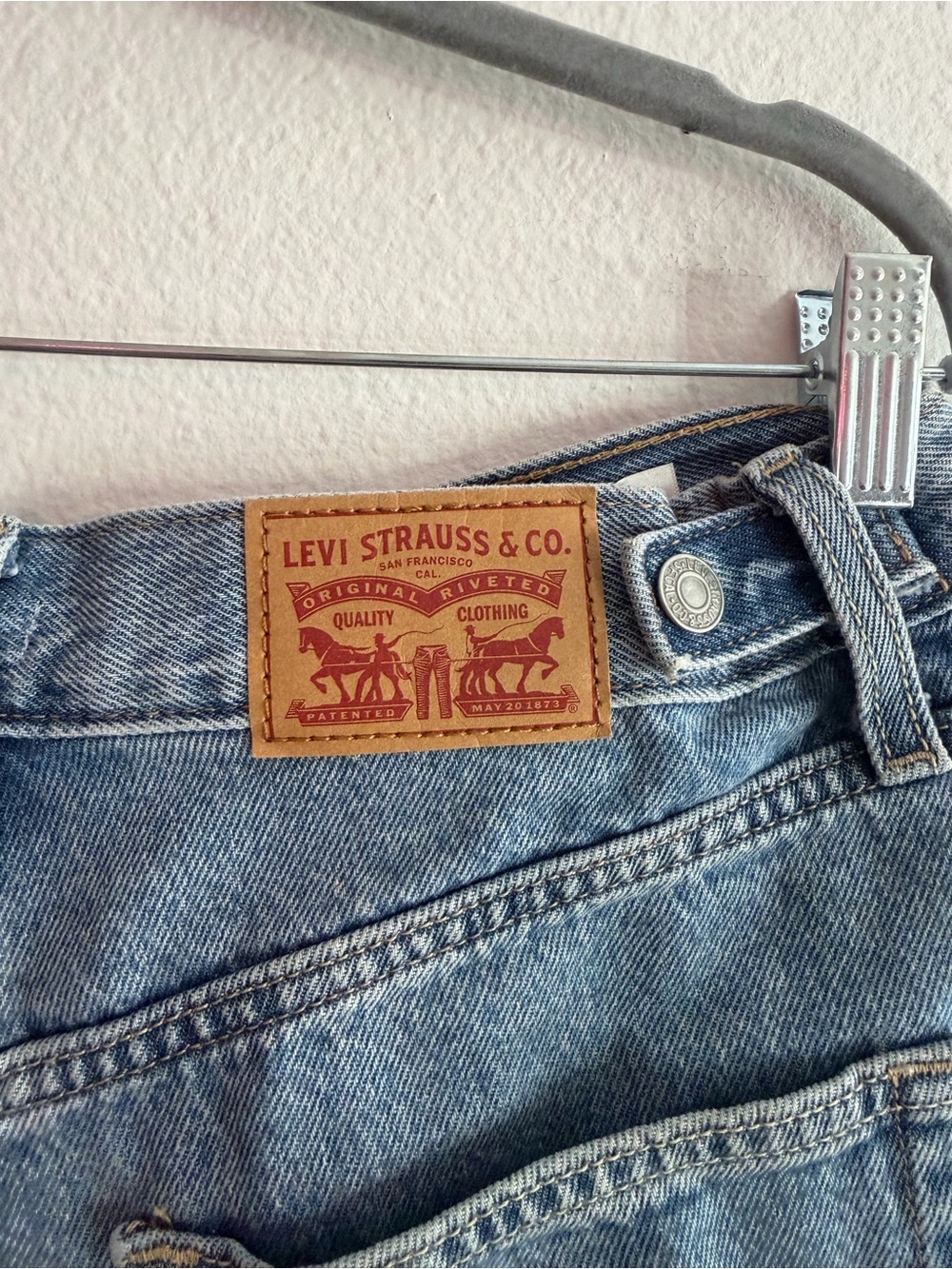 Levi’s Women’s Cinch Mid-Thigh Lightweight Denim Shorts Size 29 - Picture 5 of 7